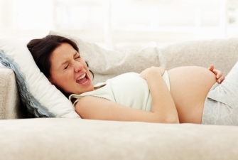 Bị sa tử cung khi đang mang thai nên làm gì?