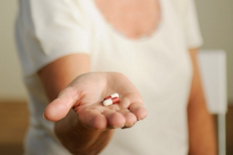 Phụ nữ tiền mãn kinh nên uống thuốc gì để kéo dài tuổi thanh xuân?